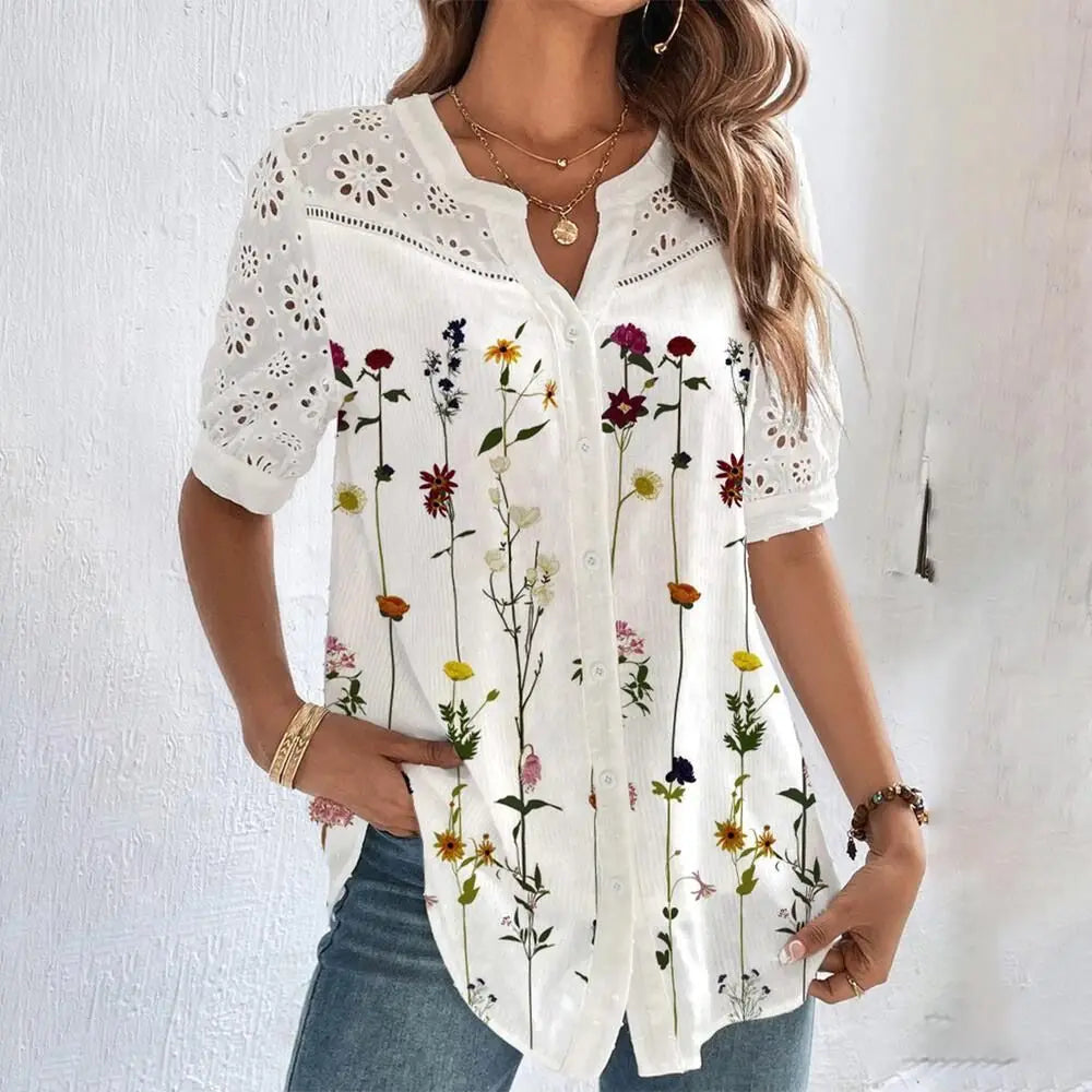 Blondebluse med broderet blomstermotiv
