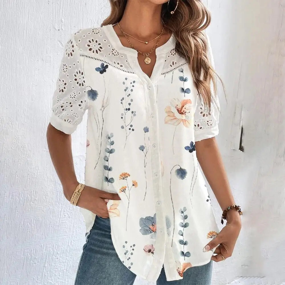 Blondebluse med broderet blomstermotiv