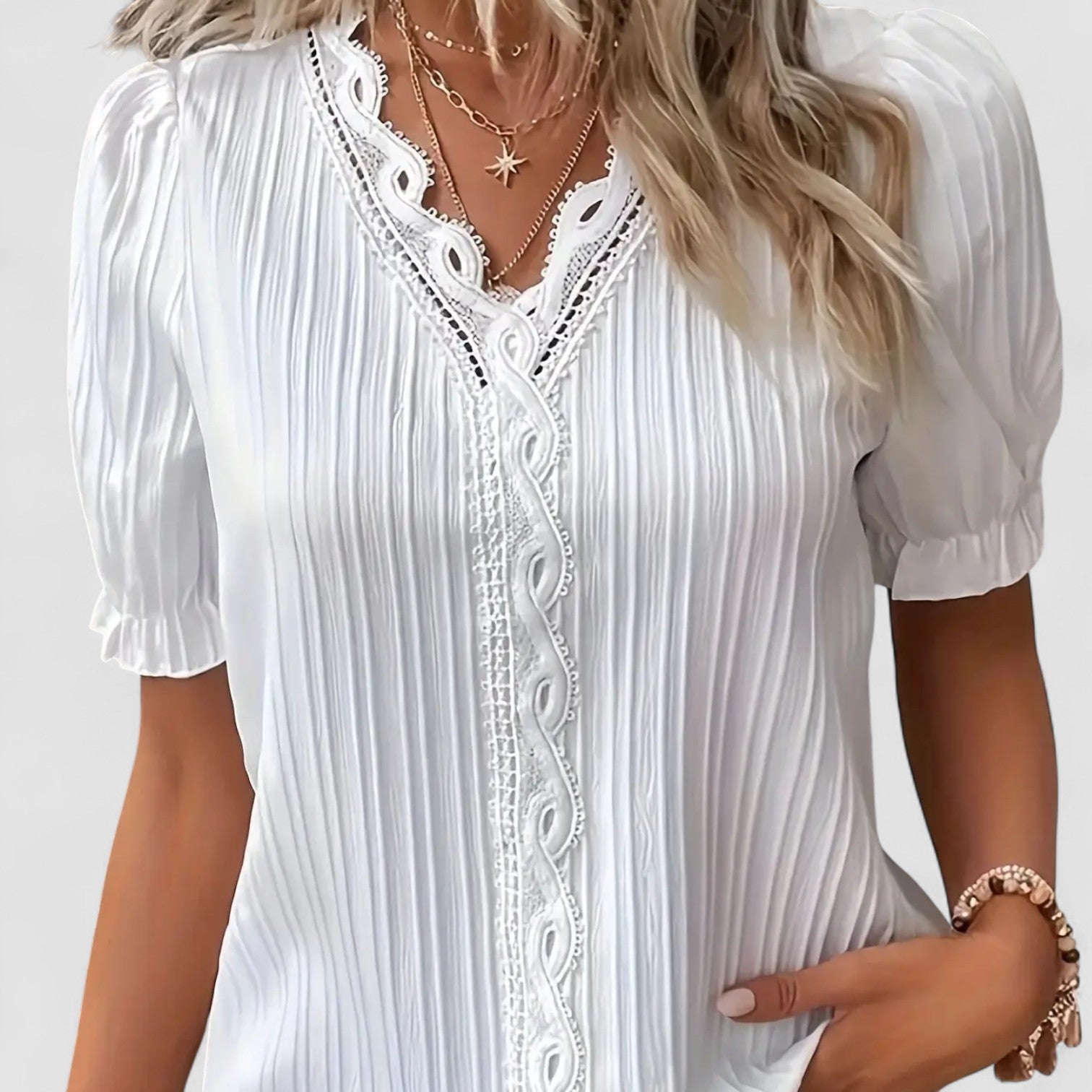Holm™ | Elvira – Bluse med spids og plisserede detaljer